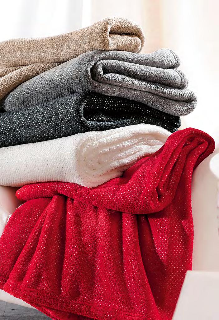 PLAID Se sentir bien au chaud tout l hiver, dans un cocon douillet, c est possible avec la gamme de plaids de la sélection textile : unis, bicolores, polaires.
