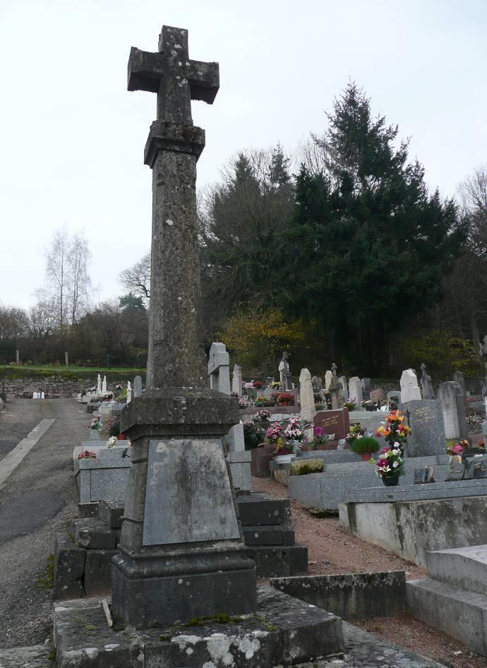 Croix du cimetière de Beaubery, situé après l église.