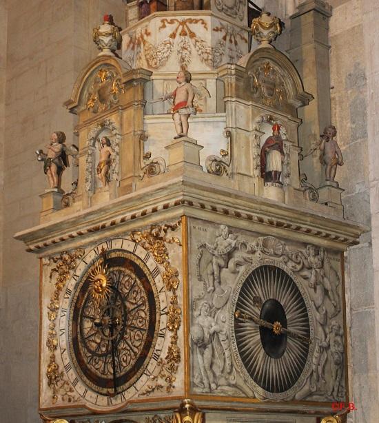 Lyon Visite astronomique Cathédrale Saint-Jean - L horloge intérieure Quatre angelots soufflent le vent sur la pendule qui est décorée d un soleil, et soutenu par quatre personnages.