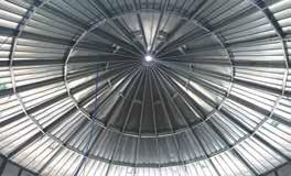Ces toits ondulés pour les réservoirs et silos de diamètre 51 (15,54 m) et plus grands, sont fournis avec des chevrons et des pannes en forme de C formés au rouleau et galvanisés, et des panneaux de