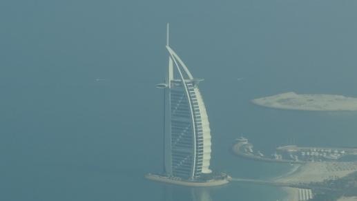 trouve à Dubaï avec la plus grande compagnie au monde (Emirates Airlines) - Le plus grand centre commercial au monde (Mall Dubaï) et son parking intérieur (58000 véhicules) se trouvent à Dubaï - La