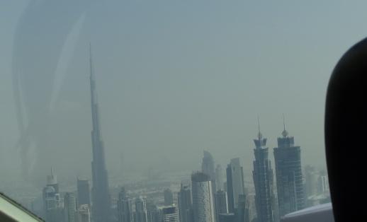 Burj Khalifa culmine à 828 m, entourée des