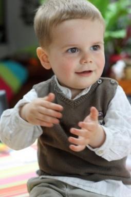Le jeune enfant préverbal est un être gestuel Dès les premiers mois de sa vie, le jeune enfant exprime ses besoins, ses émotions, ses