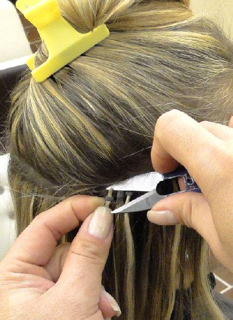 (1) (2) Pose avec des mèches micro-rings ou Loops (avec anneaux intégrés) Procéder au défrisage des cheveux au préalable, si les cheveux de la personne sont crépus ou très frisés Séparer les cheveux