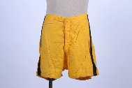 Griffé Valisère Mauvais état UF 84-16-119 short 1930-1939 Short en jersey de coton jaune avec deux bandes noires, une de chaque côté. Fermeture milieu devant de 3 boutons.