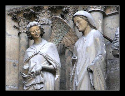 b) La sculpture gothique Elle est très liée à l architecture des cathédrales. Les œuvres les plus nombreuses sont religieuses, elles ornent les façades, les portails et les entrées des églises.
