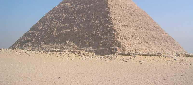 Le temple funéraire, construit sur le flanc est de la pyramide, était relié au temple de la Vallée par une route de 500 mètres.