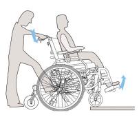 la marche La tierce personne déplace le fauteuil vers l avant jusqu à ce que les roues centrales soient en contact avec le trottoir, puis pousse le fauteuil sur le trottoir.