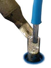 / Pour que la liaison thermique soit assurée et que le décapage se réalise, amorcer (déposer) une goutte de métal d apport sur l extrémité de la panne.