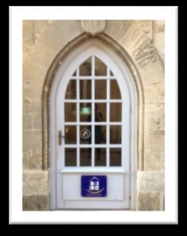 Accéder à l office de tourisme En arrivant devant l office de tourisme de Saint-Emilion, vous découvrez trois grandes portes vitrées, ornées de fer forgé.