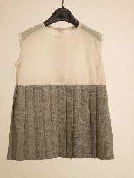 Deux pans de tissu cousue de chaque coté formant une ceinture Jupe ample Fond de robe en pongé de soie rose Système de fermeture par boutonnage (6 boutons au dos) Etat