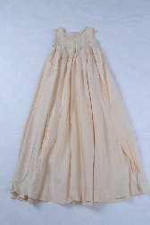 médiocre UF 71-44-14 fond de robe 1930-1939 Fond de robe pour fillette en toile de fibres artificielles de couleur crême, encolure ronde bordée d'un