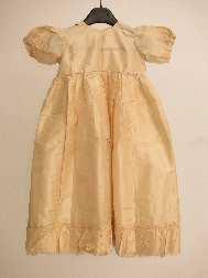UF 75-41-27 Sous-vêtement féminin fond de robe 1900 (vers) fond de robe d'enfant, en taffetas ivoire, encolure ronde, manches courtes ballons, taille