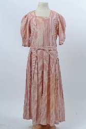 UF 77-32-2 robe 1890-1905 Robe de fillette en toile de coton blanc, sans manches, haut de la robe et bretelles de broderie anglaise avec frise florale ajourée, emmanchures et encolure "carrée" bordée