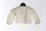 UF 50-30-138 chemise 1850-1870 Chemise de bébé en toile de coton blanc. Large encolure carrée à 4 rabats, un devant, un au dos et un de chaque côté des épaules. Petites manches courtes.