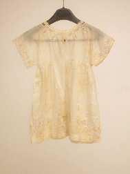 Système de fermeture au dos par six crochets UF 52-9-101 robe-tablier 1890-1905 Robe de petite fille en toile de coton blanc; encolure bateau gansée, décorée d'un point d'épine, coulissée, et bordée