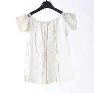 UF 53-44-16 chemise 1860-1875 Chemise de bébé en toile blanche unie ; encolure froncée et à plis plats sous un biais,