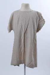 UF 62-20-39 blouse 1904 Blouse-tablier d'un seul tenant en toile de coton gris-beige, coupe trapézoïdale, coutures côtés uniquement, encolure arrondie festonnée de blanc, mancherons festonnés ouverts