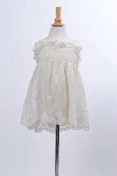 UF 65-53-102 robe-tablier 1890-1905 Robe tablier pour bébé en voile de coton blanc armure toile, corsage suivant une courbure ornée d'un volant monté à plis, taille sous poitrine marquée par une