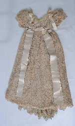 UF 67-31-102 robe 1904 Robe de baptème en dentelle de filet blanc sur fond de taffetas ivoire, volant de mousseline de soie ivoire brodée sur la