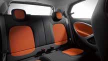 de personnalisation dans le ton noir/gris et sièges avec garniture tissu noir/ noir et surpiqûres grises Planche de bord et partie centrale des contre-portes en tissu orange avec éléments de