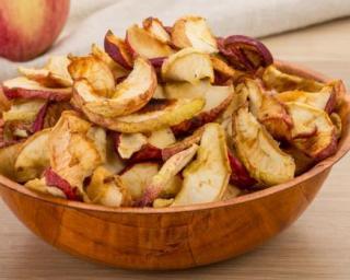 Lavez les pommes, retirez le cœur et les pépins puis détaillez-les en lamelles, sans les éplucher. Placez les lamelles dans un sachet congélation avec le sucre et la cannelle.