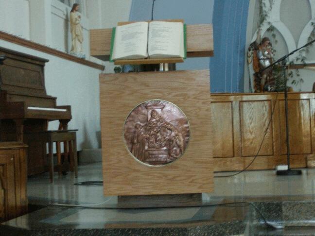 La crédence est une petite table qui se trouve à côté de l'autel ou au fond du choeur.