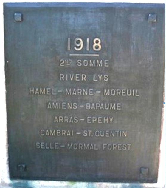 Deux plaques de bronze sur le mémorial sont inscrites aux batailles du