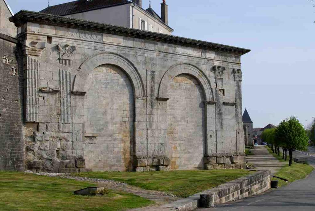VISITE DÉCOUVERTE Cette visite propose une découverte de Langres à travers ses monuments et les principaux événements qui ont façonné son histoire depuis la première implantation jusqu'à nos jours.