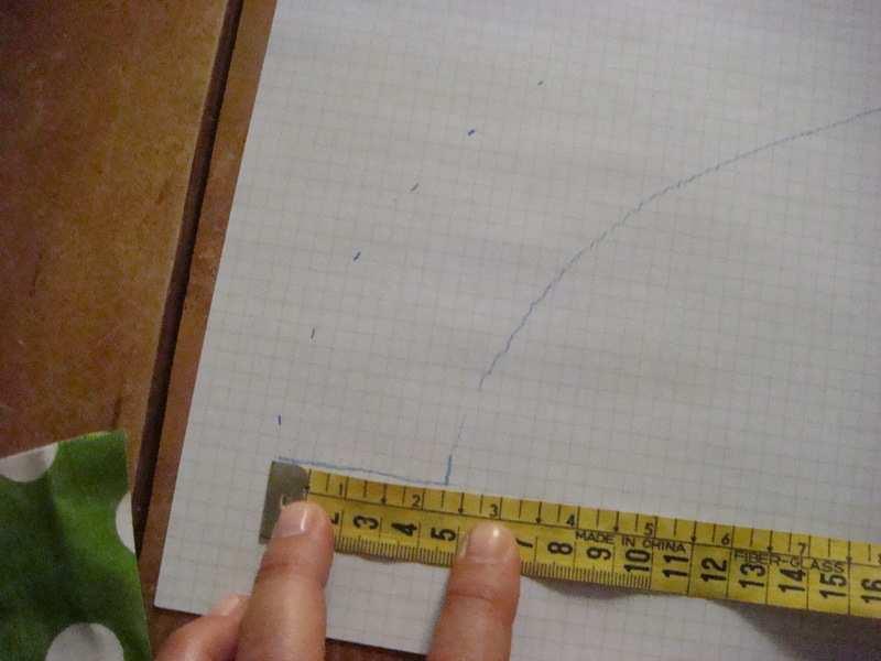- Donner ensuite sa forme à votre col, ici je dessine un semblant de col Claudine : mesurant