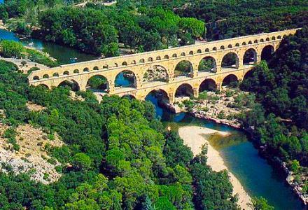 L historique des ponts La fonction des ponts est avant tout de permettre le franchissement d'un obstacle naturel ou non, par une voie de transport (routière, ferroviaire ou fluviale).