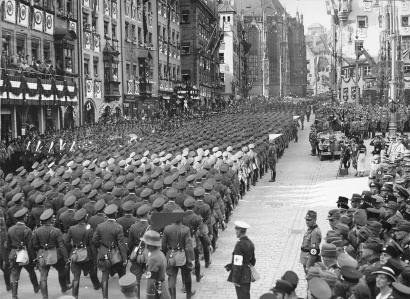 «Défilé de la Wehrmacht», scène du film de propagande «Le triomphe de la volonté», réalisé par Leni Riefenstahl, 1934