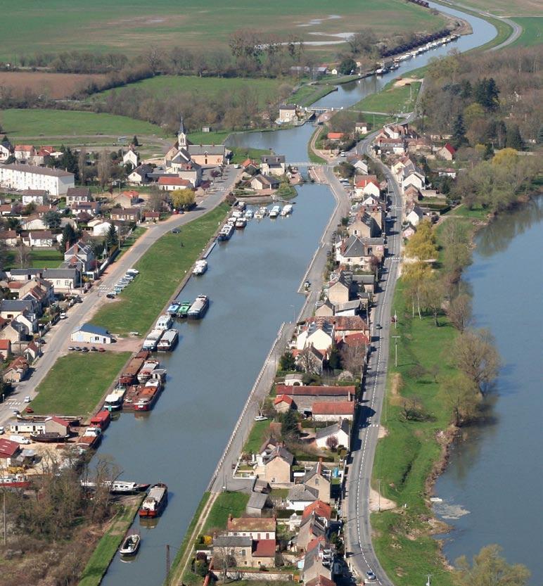Un canal de liaison hors d eau Au début du XIX ème siècle, le gabarit navigable et la variation des niveaux d eau de la Loire ne répond plus à la demande de l industrialisation florissante.
