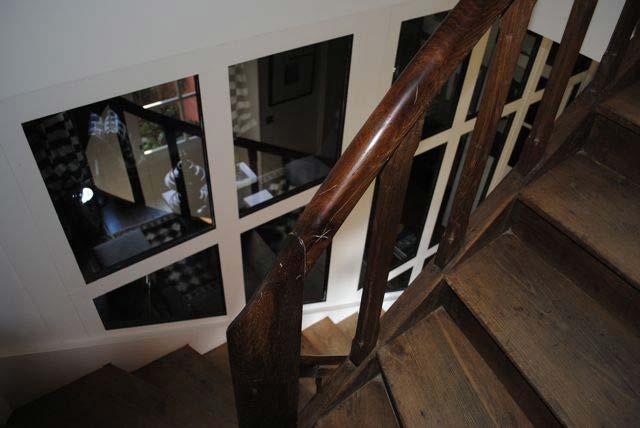 Escalier (1) en bois, desservant 3 chambres au 1