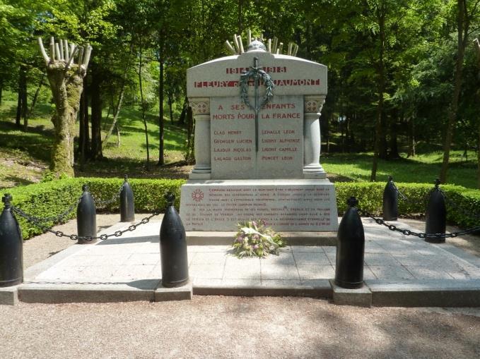 b) Le monument aux morts Relevez le nom de quelques habitants de Fleury morts pour la France.
