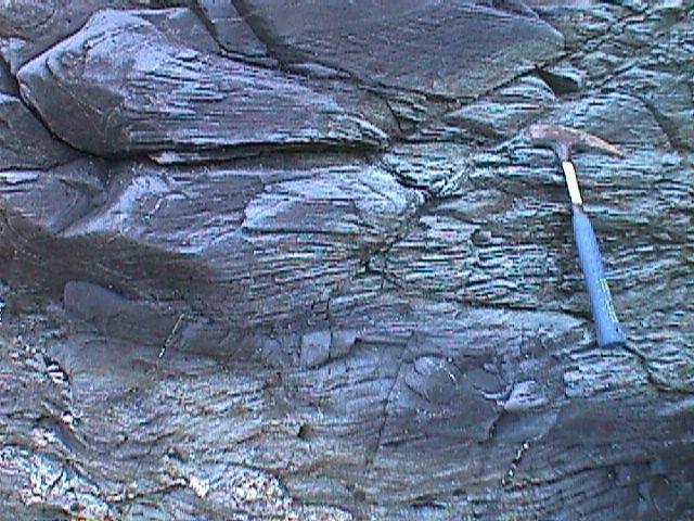 A Principales caractéristiques des affleurements et des roches observés en différents points (arrêts) : Arrêt à Sion : plis anisopaques présents, puis schistosité seule.