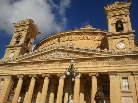 Visite de l église de Mosta, dominée par l énorme coupole de l église néoclassique Ste-Marie, haute de 67 mètres, la troisième coupole du monde par sa taille.