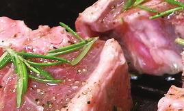 Mettre tous les ingrédients, sauf la viande, dans une casserole et faire bouillir 10 minutes. 2. Placer les côtelettes dans un plat creux. Les couvrir de sauce et mariner 1 heure.
