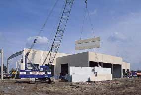 4 Applications En tenant compte des contraintes imposées par le système de préfabrication, les murs des constructions industrielles sont généralement réalisés avec des éléments préfabriqués.