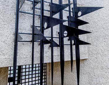 PARCOURS DE VISITE Le Parvis : en contrebas, de forme triangulaire entourée de hauts murs en béton blanc, il laisse entrevoir la Seine au travers d une ouverture