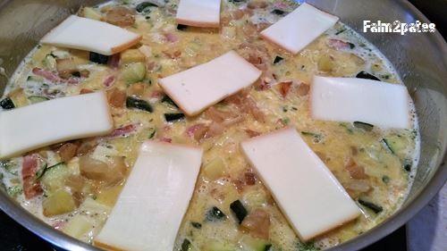 préparer des œufs brouillés, puis ajouter les tranches restantes de fromage à raclette coupées en deux et enfourner pendant 20 minutes dans un four préchauffé à 180 8-Enfoncer la lame d un couteau