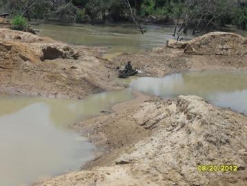 Photos 6: Pratiques de recherche de l or dans la Mékrou à Kougnagou (Péhunco) Les pratiques agricoles, les activités de déforestation et les feux de brousse dénudent les terres qui, à la faveur des