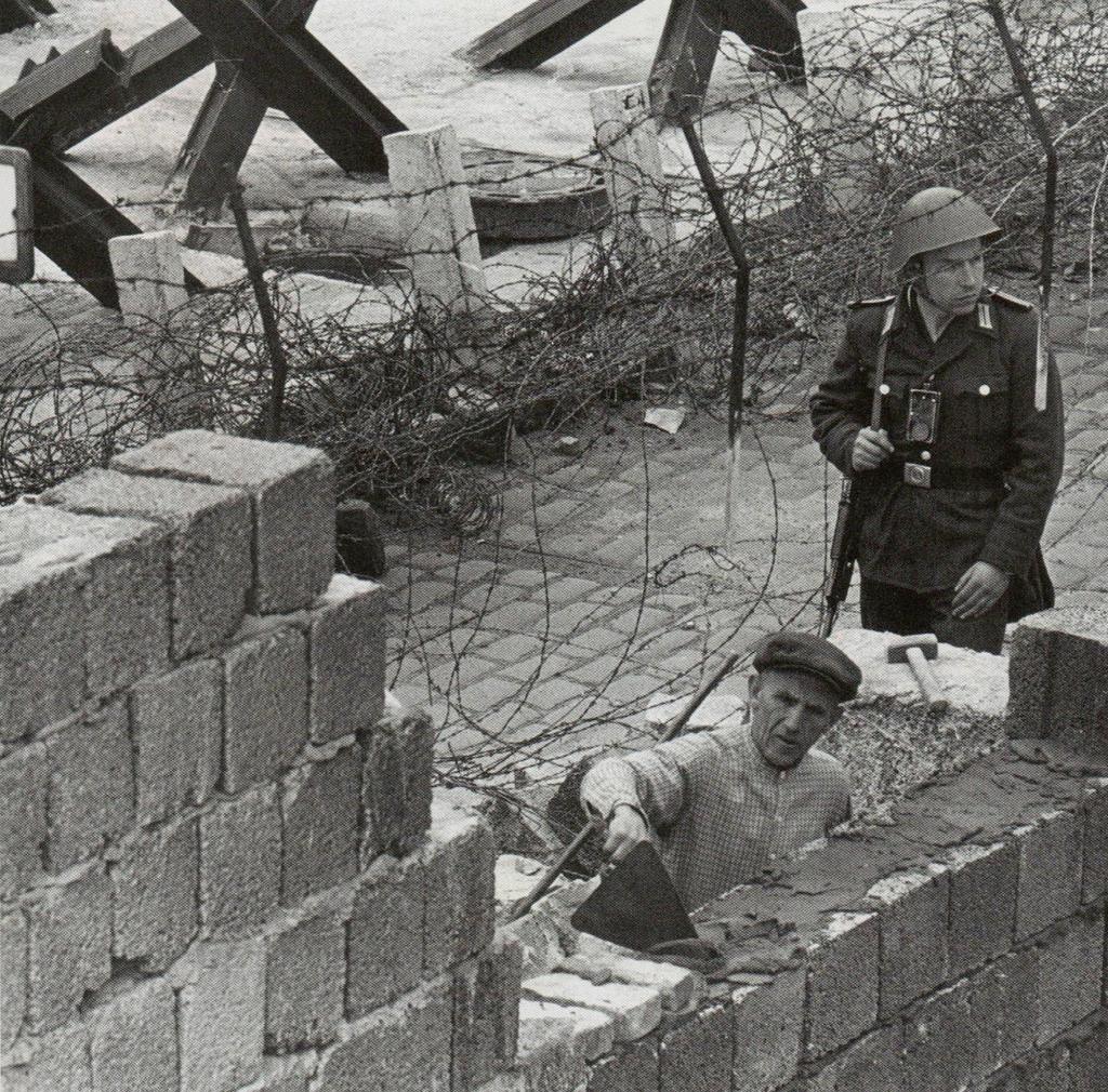 La construction du mur de Berlin, Le mur est construit dans la nuit du 12 au 13 août 1961.