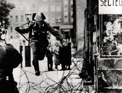 Le 15 août 1961, au troisième jour de la construction du Mur, le photographe Peter Leibing saisit la fuite d'un policier