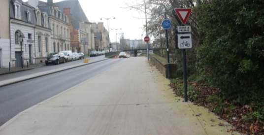 Grille 5B - Piste cyclable entre Rue du Louis d Or et Rue de la Salle Verte Piste sur trottoir La piste présente une séparation physique infranchissable par rapport à la chaussée.