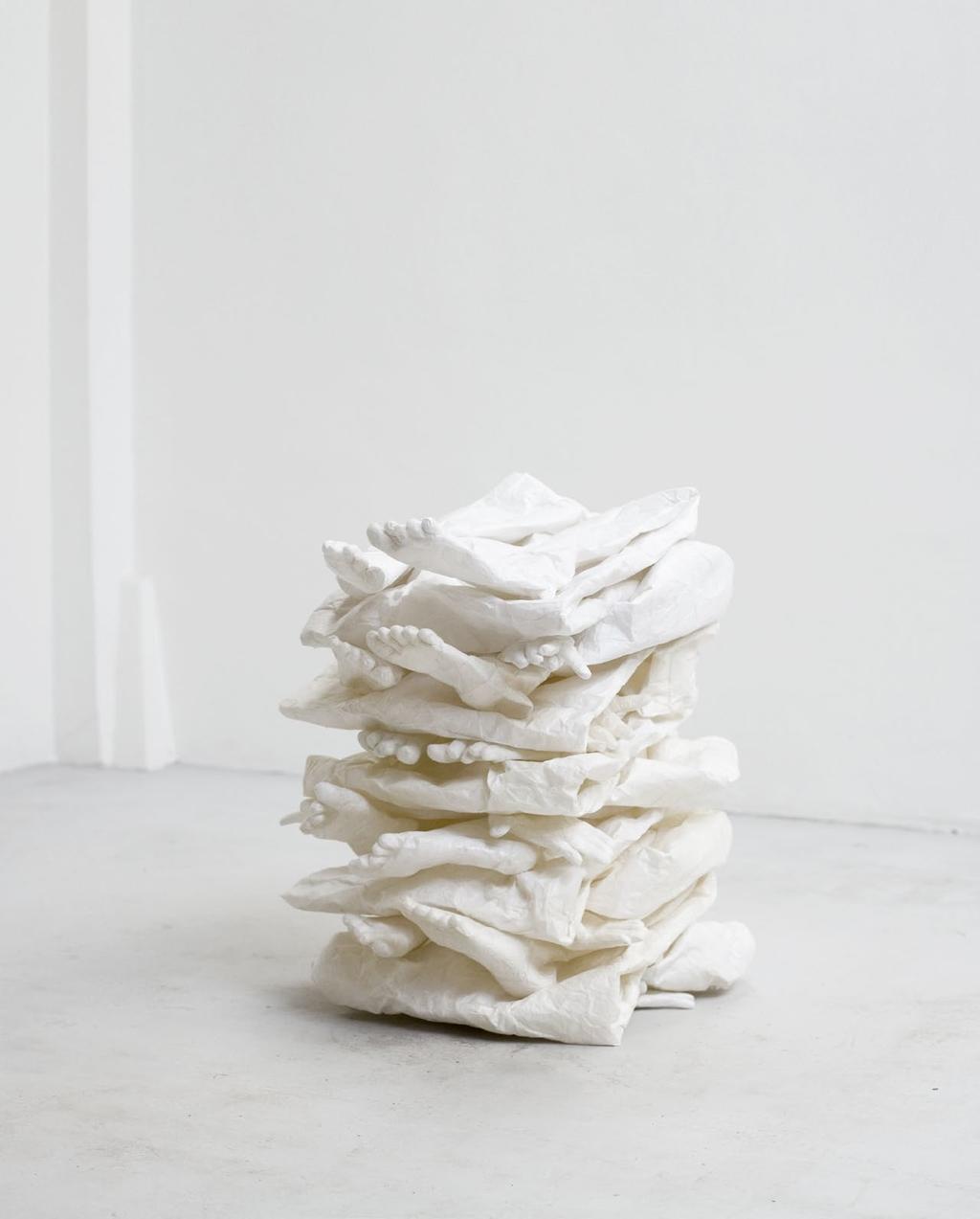 Mue 2010-2017, papier de soie, colle, 60 x 50 x 20 cm chacun Projet en cours Les Mues sont des moulages du corps de l artiste réalisés chaque année avec du papier de soie.