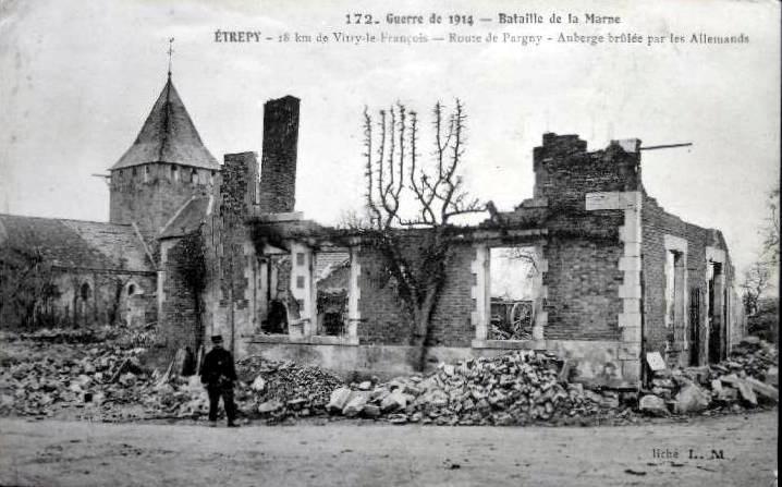 L Illustration N 3742 du 21 novembre 1914 Auberge détruite La rue d Heiltz-le-Maurupt Etrepy, que nous traversons maintenant, a servi d objectif à notre artillerie.
