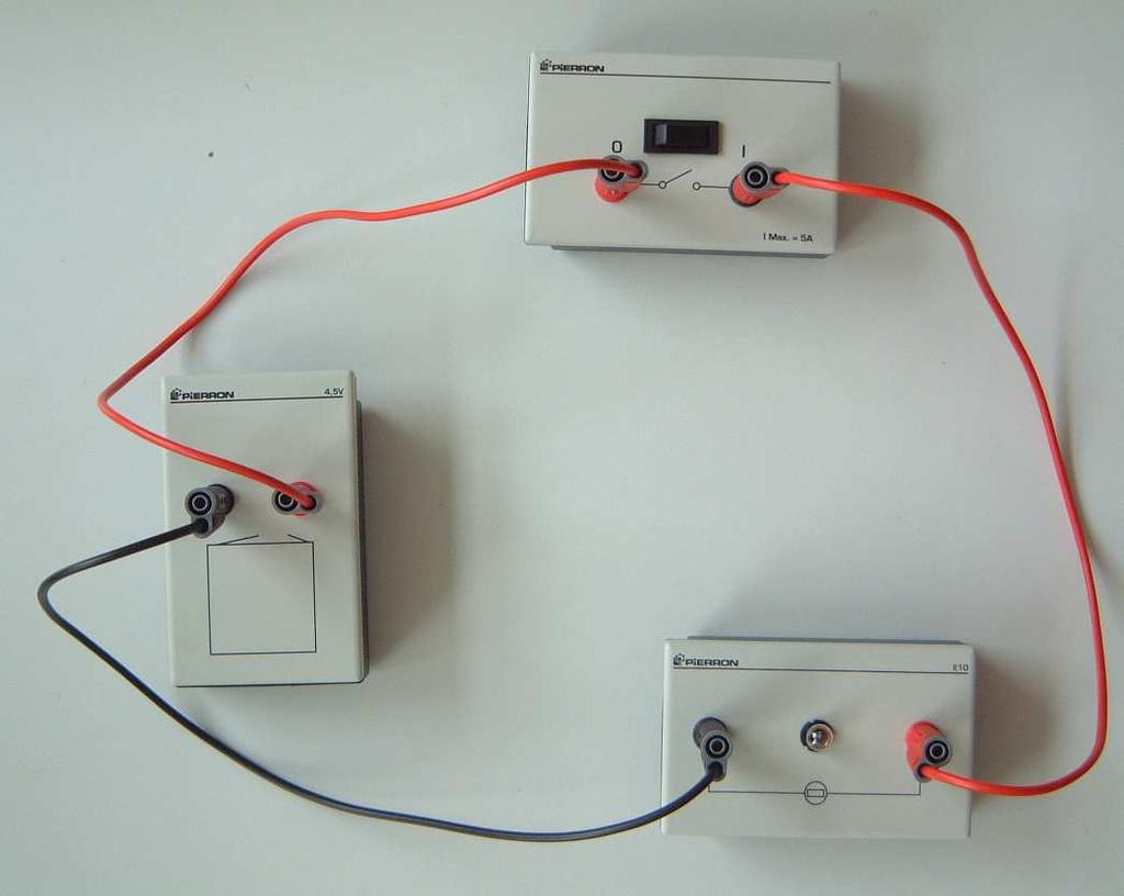 Dcument du prfesseur 4/5 Le circuit électrique fermé frmé par le générateur, la lampe et les fils cnducteurs est appelée circuit électrique en série (tus les dipôles se suivent les uns les autres).