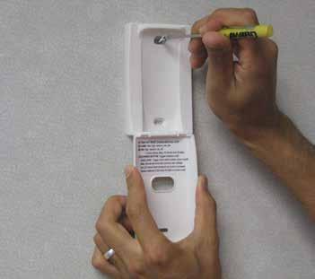 Fixez le boîtier de la télécommande sur une surface plane d un mur à l aide des vis et des dispositifs d ancrage fournis. Voir la figure 1. 5.