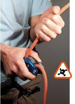 Dans tous les cas toujours tenir la corde du côté freinant de façon à pouvoir initier le blocage de la corde qui pourrait ne pas se faire dans le cas contraire.